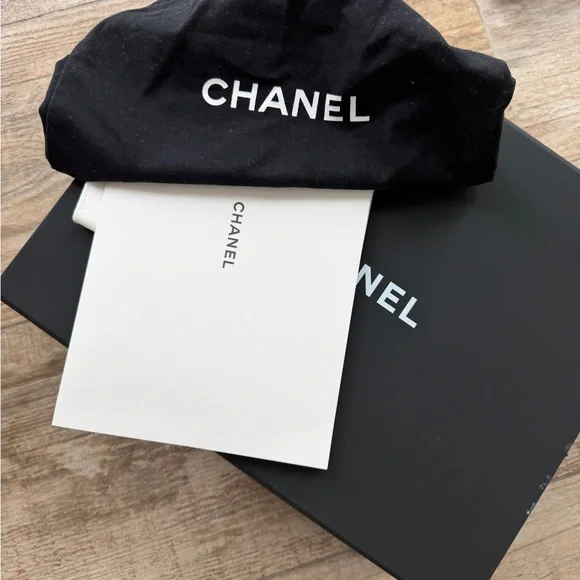 CHANEL Quilted White Shoulder Bag with Gold Hardware - Picture 2 of 16